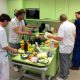 Fünf Männer bereiten in einer Küche Essen zu