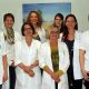 Acht Frauen in weißer Spitalskleidung