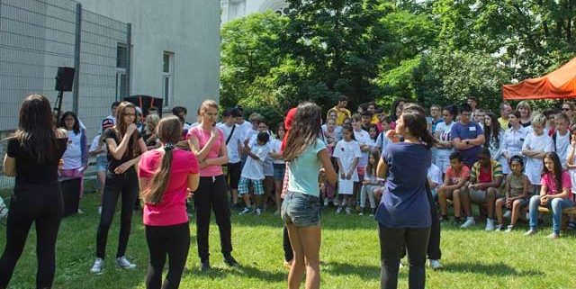 Eine Gruppe Mädchen präsentiert anderen Jugendlichen bei der Jugendgesundheitskonferenz in Penzing einen Tanz