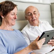 Eine älteres Paar schaut gemeinsam in ein Tablet