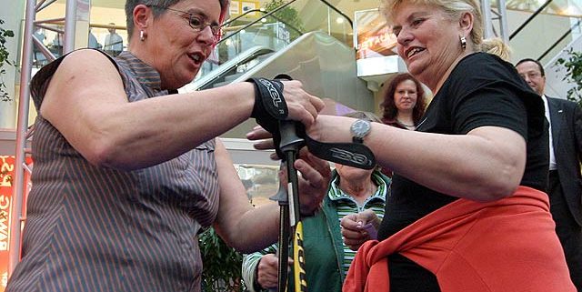 Zwei ältere Frauen mit Nordic Walking Ausrüstung