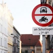 Eine Straße mit Straßenschild, das ein Fahrverbot an Schultagen anzeigt