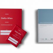 Rote Mappe und rotes Heft mit Aufschrift "GeKo Wien" sowie ein Buch mit der Aufschrift "Qualifizierung"