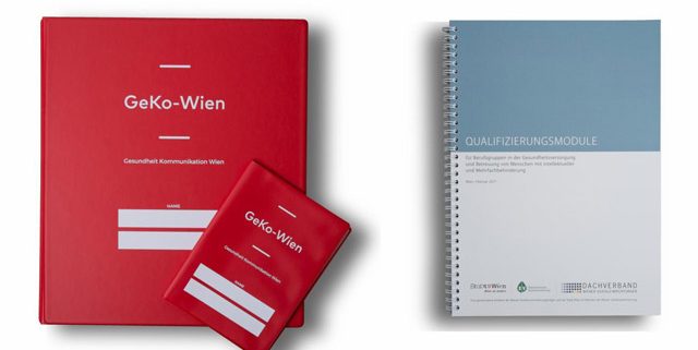 Rote Mappe und rotes Heft mit Aufschrift "GeKo Wien" sowie ein Buch mit der Aufschrift "Qualifizierung"