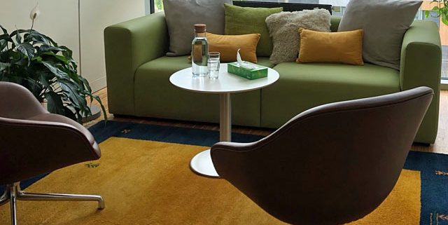 Ein Sofa, 2 Stühle und ein Tisch in einerm Beratungszimmer