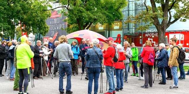 Eine Gruppe von mehreren Frauen und Männern trifft sich zum Nordic Walking