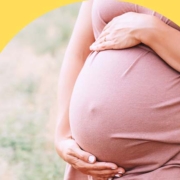 Bauch einer hochschwangeren Frau ist zu sehen