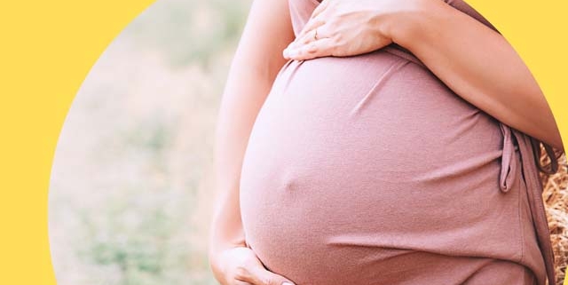 Bauch einer hochschwangeren Frau ist zu sehen